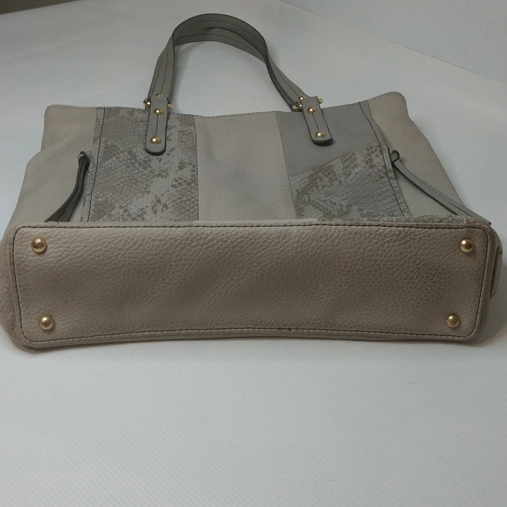 Relic large leather bag. Size  14x13